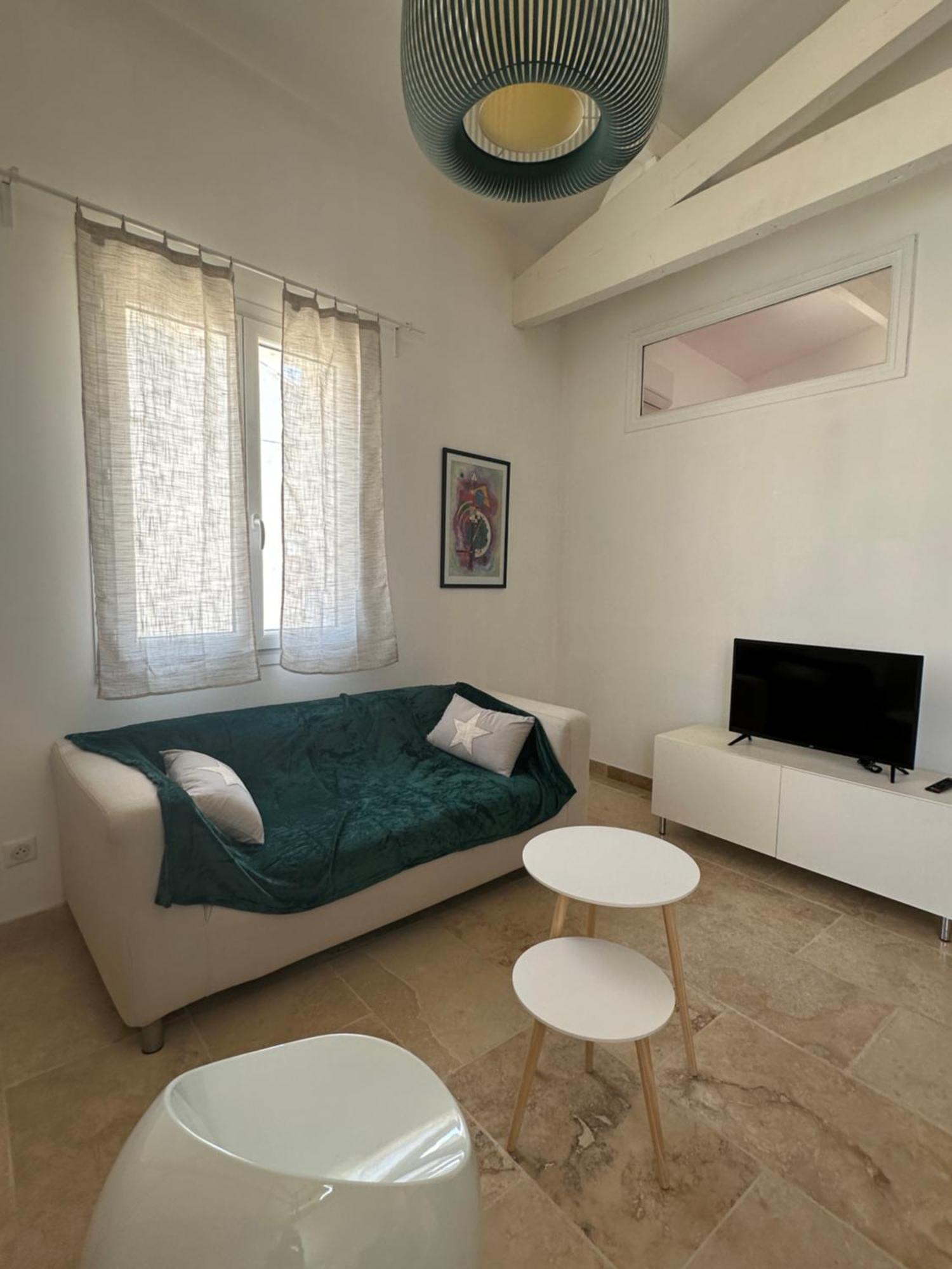 Appartement Avec Vue Sur L Eglise Des Saintes Экстерьер фото