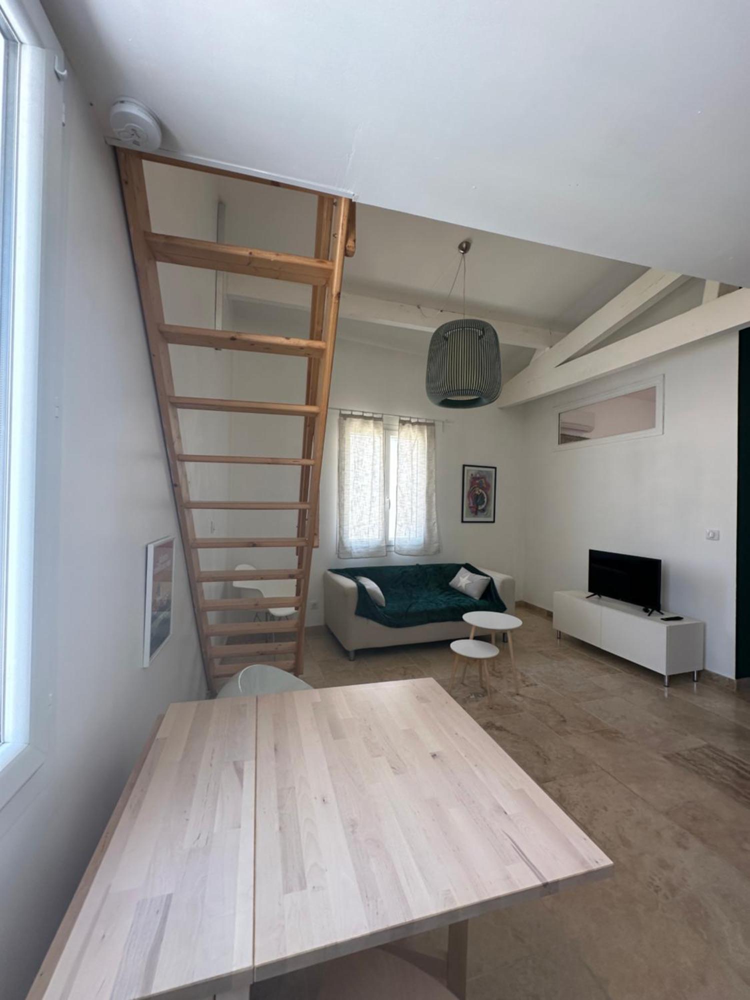 Appartement Avec Vue Sur L Eglise Des Saintes Экстерьер фото